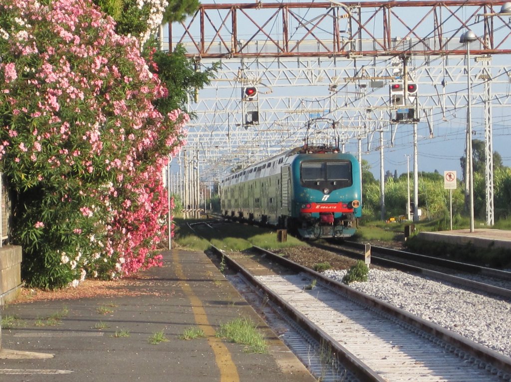 28.7.2010 19:20 FS.464 426 schiebt einen Regionalzug (R) aus Firenze S.M.N. nach Grosseto bestehend aus einer Doppelstockganitur aus dem Bahnhof Cecina.