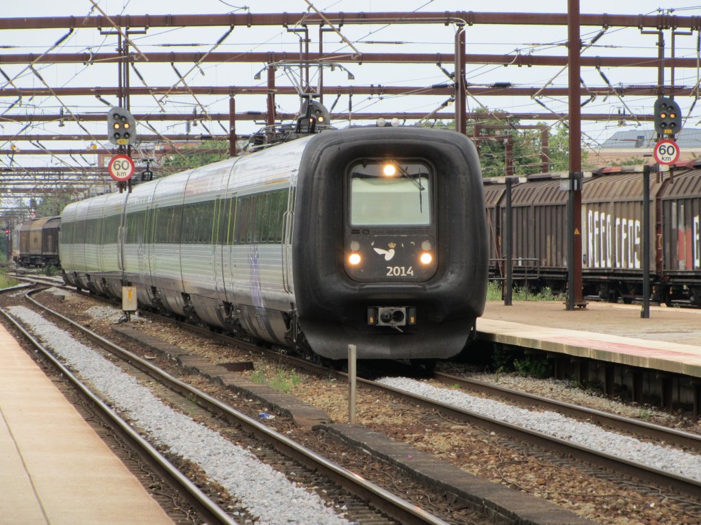 28.7.2011 16:22 DSB IR4 2014 sowie ein weiterer Triebzug vom Typ IR4 als ICL aus Kbenhavn H nach Frederikshavn bei der Durchfahrt durch Roskilde.   