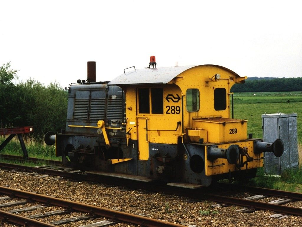289 auf Bahnhof Steenwijk am 1-6-1995. Bild und scan: Date Jan de Vries.