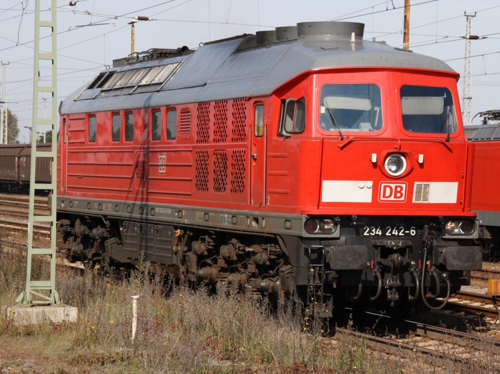 28.9.2011 Angermnde. 232 242-6 setzt sich vor EC 178 nach Stettin.