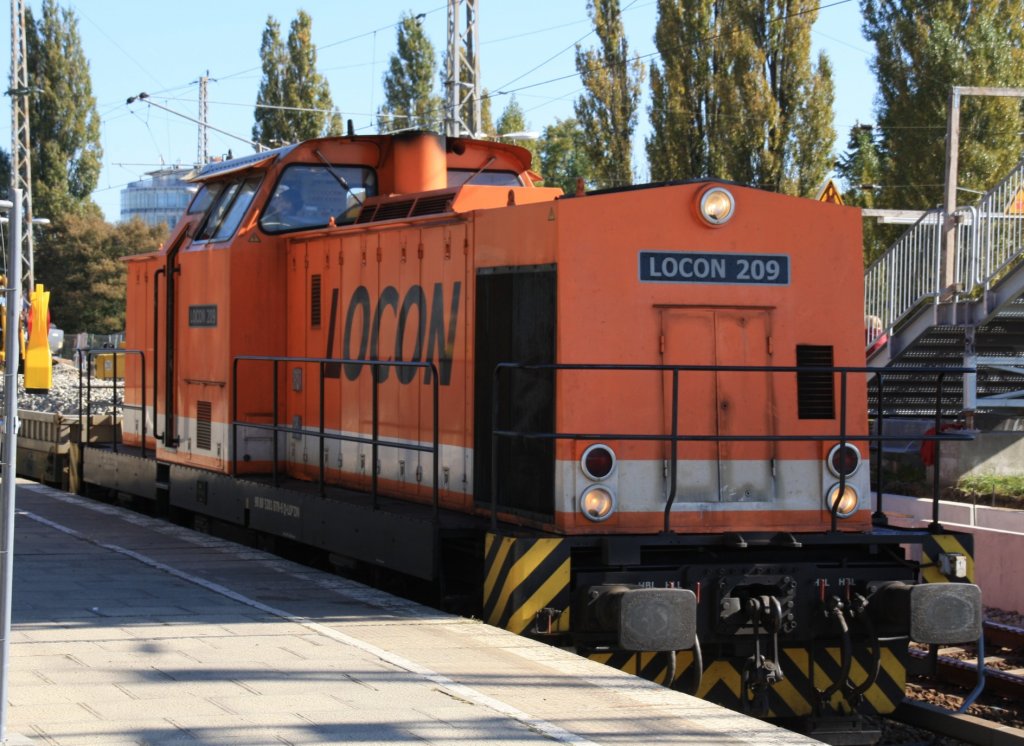 28.9.2011 Bernau b. Berlin. Locon 209 vor einem Arbeitszug auf S-Bahn Gleis.