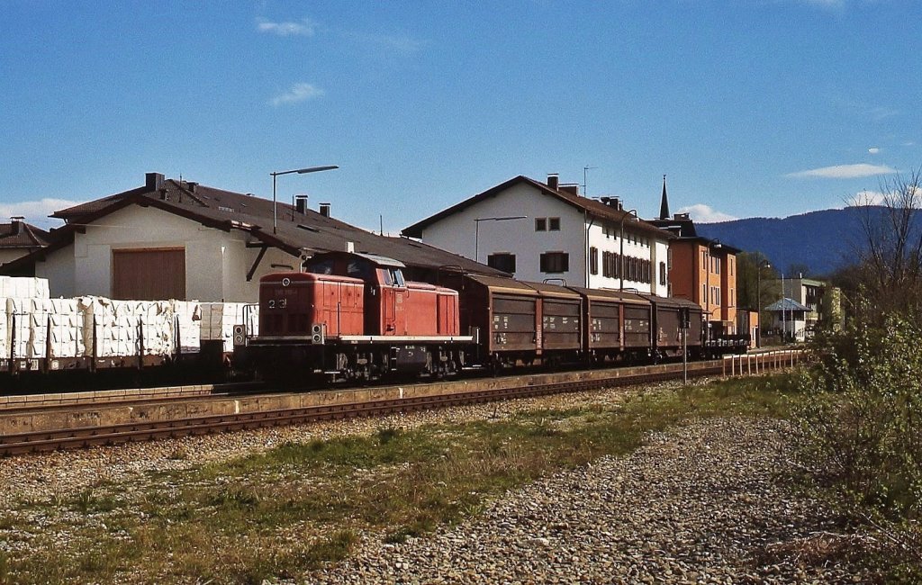 290 210-4 im Juni 1991 im Bahnhof Miesbach. Damals gab es noch Gterverkehr im Oberland. Die Schotterflchen zeigen, dass der Bahnhof frher ber weit umfangreichere Gleisanlagen verfgte.