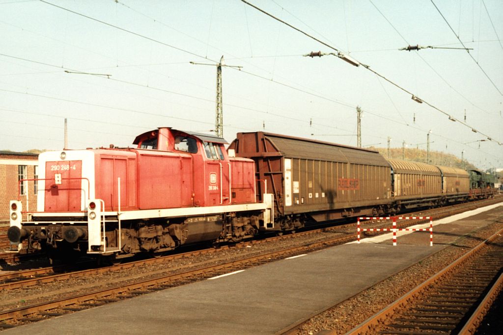 290 248-4 mit bergabegterzug Bedburg-Dren auf Bahnhof Dren am 29-10-1993. Bild und scan: Date Jan de Vries. 