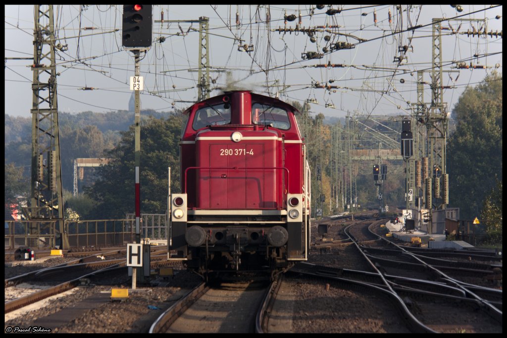 290 371 bei der Einfahrt/Durchfahrt in/durch den Aachener Hauptbahnhof.
Aufgenommen am 13.10.10 um 15:58