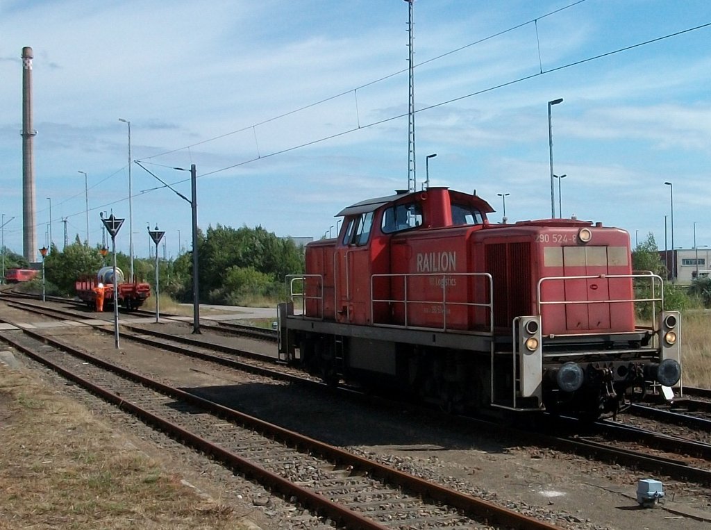 290 524 am 09.August 2010 beim Rangieren in Mukran.