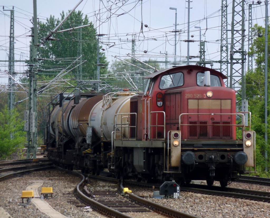 290 526 durchfhrt mit ihrem kurzen Kesselzugwagen Dresden Hbf.
7.5.12