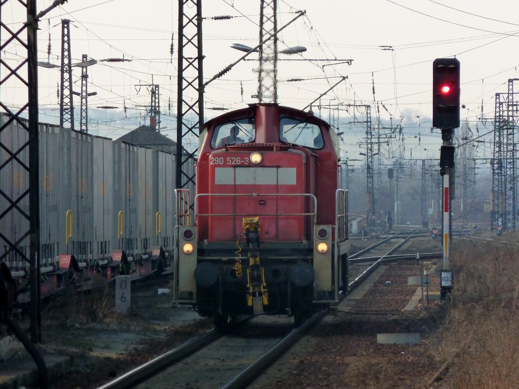 290 526 wartet am Roten Signal in Dresden Friedrichstadt.
03.03.11