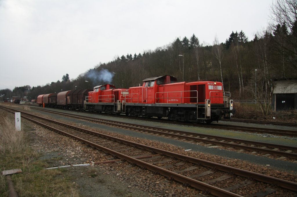 290 531-3 und 294 748-9 am 31.03.10 in Oelsnitz (Vogtl.).