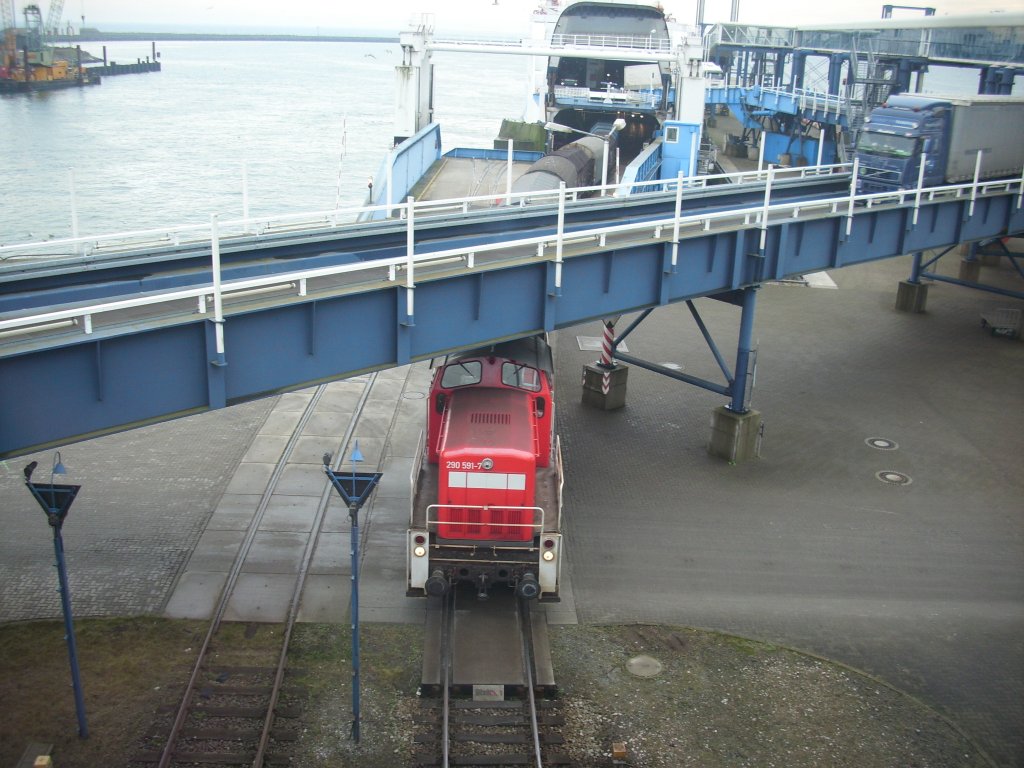 290 591 zog am 14.November 2009 die Gterwagen vom Fhrschiff  TRELLEBORG 
in Mukran.