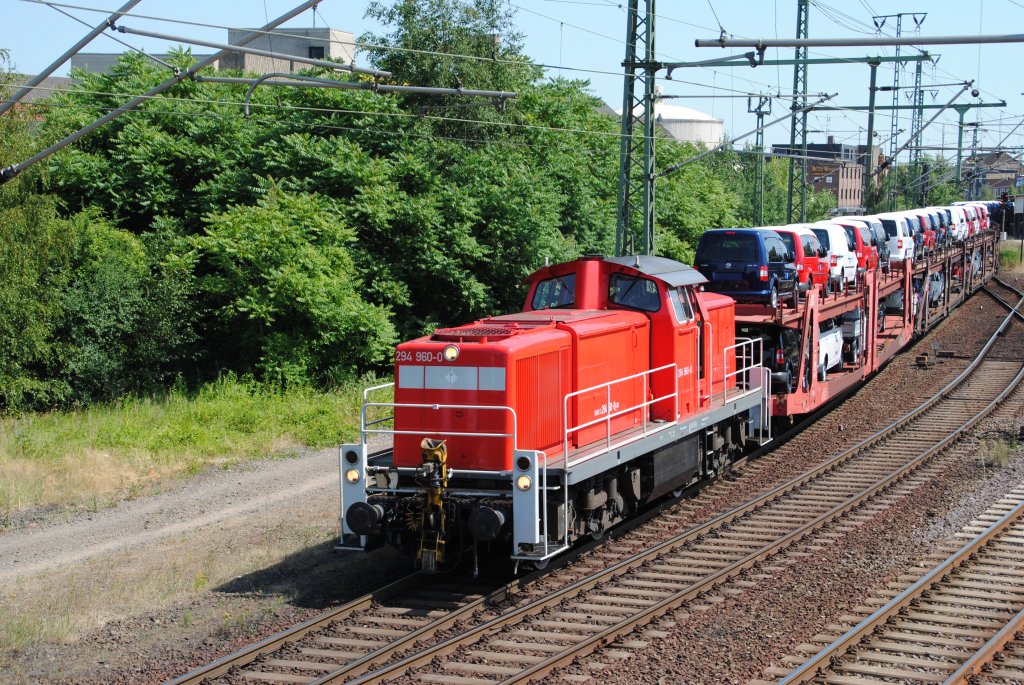 290 960-0, zieht ein Autortansportzug in die Nordgruppe zur Autoververladung, am 08.07.10.Fotostandpunkt war der Balkon des Musumstellewerk des Lehrter Eisenbahnverein.