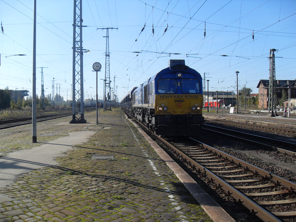 29001 mit einem leeren Schotterzug durch den Bahnsteig 4 am 15.10.2011 in Stendal.