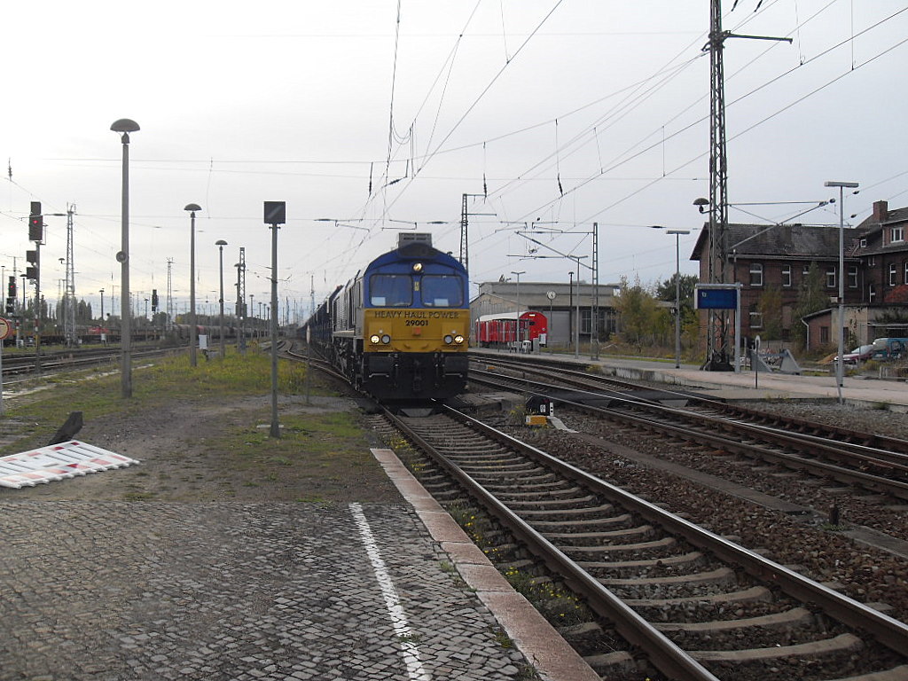 29001 mit einem vollem Schotterzug durch den Bahnsteig 2 am 09.10.2011 in Stendal.