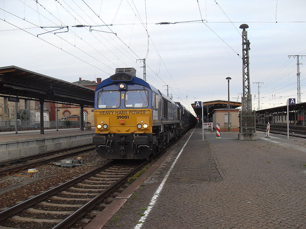 29001 mit einem vollem Schotterzug durch den Bahnsteig 2 am 09.10.2011 in Stendal.