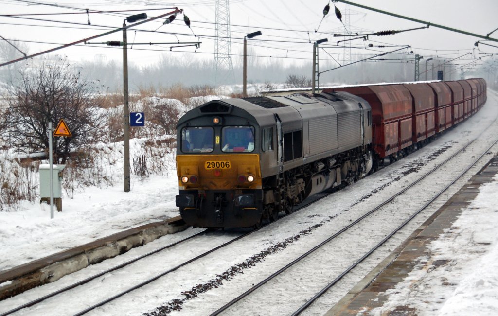 29006 der HHPI zieht am 07.12.10 einen leeren Kohlezug durch Bhlen Werke Richtung Leipzig. Ziel ist Profen.