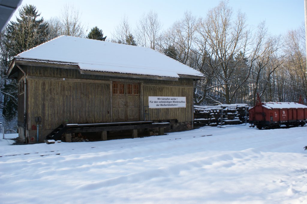 29.01.2011, Weieritztalbahn, Haltepunkt Seifersdorf - ohne die Anstrengungen der IG Weieritztalbahn wre wahrscheinlich schon der 1. Streckenabschnitt von Hainsberg bis Dippoldiswalde nicht mehr Realitt geworden. Und nun tut sich die Politik und der Verkehrsverbund Oberelbe (VVO) mit dem 2. Abschnitt bis Kipsdorf mehr als schwer. Traurig, alles was heute noch zhlt, scheint Geld zu sein. Aber das ist zu kurz gesprungen!
