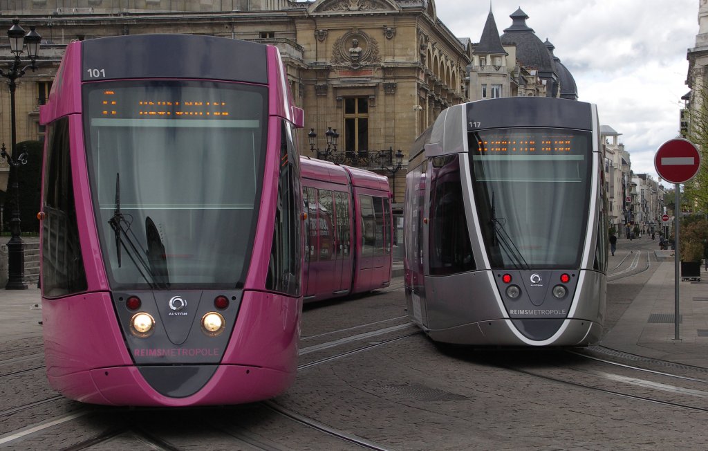 29.04.12 Reims ; Begegnung auf einem Abschnitt mit Stromversorgung von unten. Die Stirnansichten sind Sektkelchen nachempfunden, wegen der Region Champagne