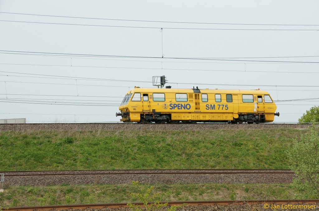 29.04.2010. Ein Schienenoberflchen- Metriebwagen Typ SM 775 bei Lehrte.