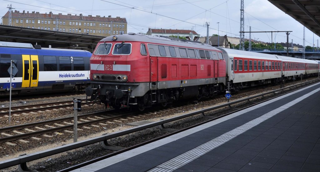 29.06.2013 Berlin , Bf Lichtenberg ; die 218 834-0 zieht einen CityNightLine-Leerpark zum DB-Werk am S-Bf Warschauer Strae (11.44 Uhr)