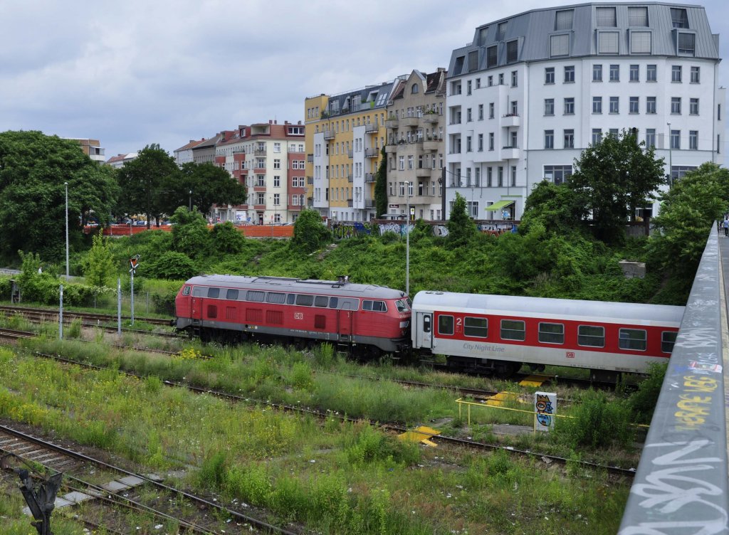 29.06.2013 Berlin, Warschauer Strae ; Lok 218 834-0 rangiert gegen 12.16 Uhr den CityNightLine-Leerpark zum Entleeren der Toiletten ins DB-Werk