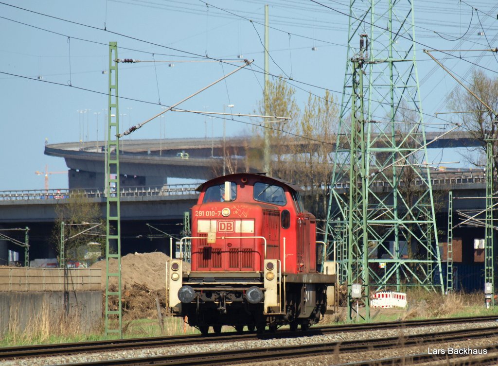 291 010-7 dieselt am 17.04.10 als Lz durch Hamburg-Waltershof Richtung Rbf Alte-Sderelbe. Im Hintergrund die imposante Auffahrrampe der Khlbrandbrcke.