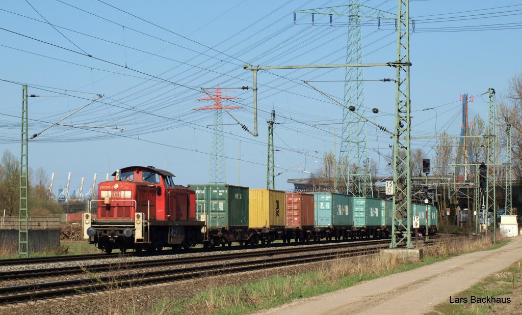 291 010-7 zieht einen Containerzug von Hamburg-Waltershof Richtung Rbf Alte-Sderelbe. Im Hintergrund versteckt die Khlbrandbrcke. Aufgenommen am 17.04.10.