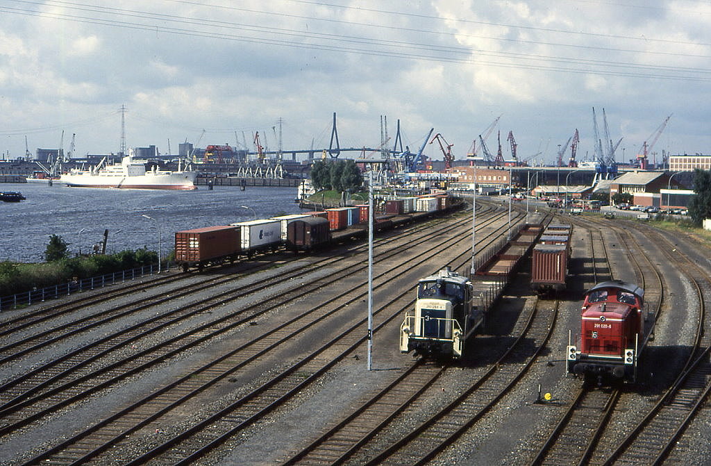 291 020 und eine unbekannte 261 mittagspausieren im Hamburger Freihafen, 08.09.1987.
