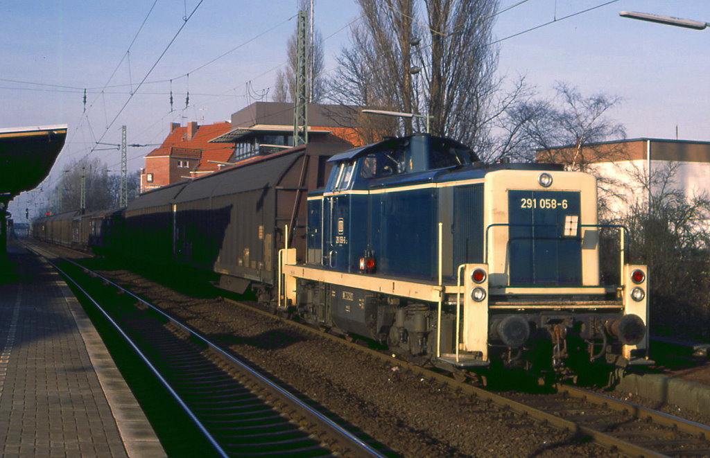 291 058 rangiert im Bahnhof Bremen Sebaldsbr�ck am 11.01.1989.