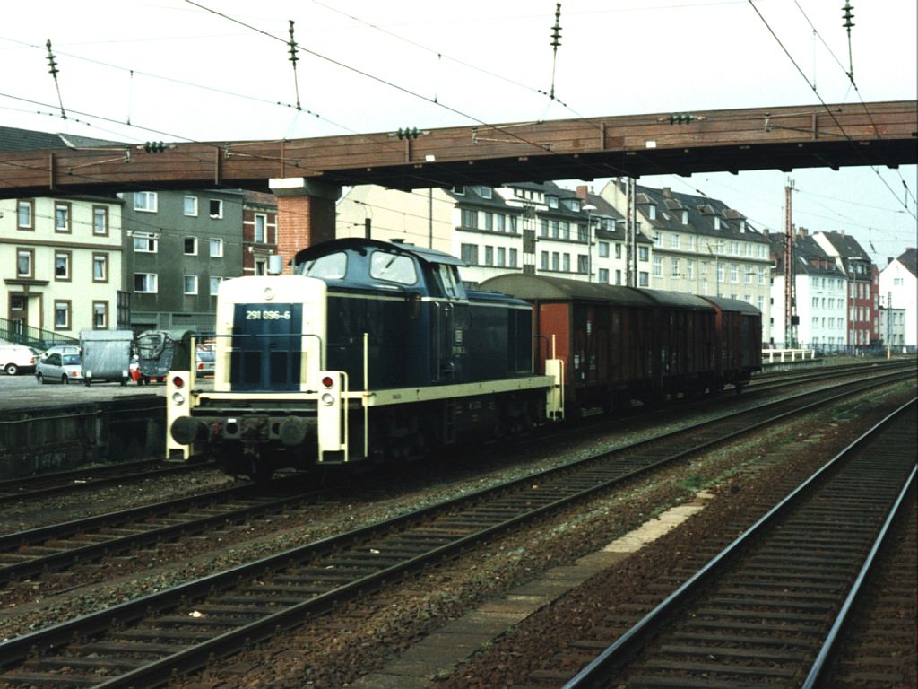 291 096-6 mit einem Gterzug auf Osnabrck Hauptbahnhof am 14-4-1993. Bild und scan: Date Jan de Vries.