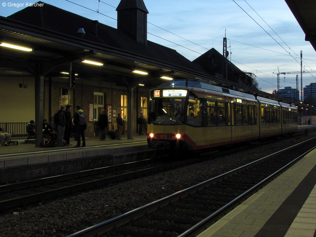 29.10.2010: Am Gleis 1 in Karlsruhe-Durlach hlt TW 912 als S4 Sprinter von Karlsruhe Hbf nach Heilbronn Hbf und von dort weiter als normale S-Bahn bis nach hringen. Bis Heilbronn Hbf hlt der Zug nur noch in Bretten und Eppingen. Von Karlsruhe bis Heilbronn bentigt dieser Zug nur 1 Stunde, er ist damit fast 30 Minuten schneller als die Eilzge.