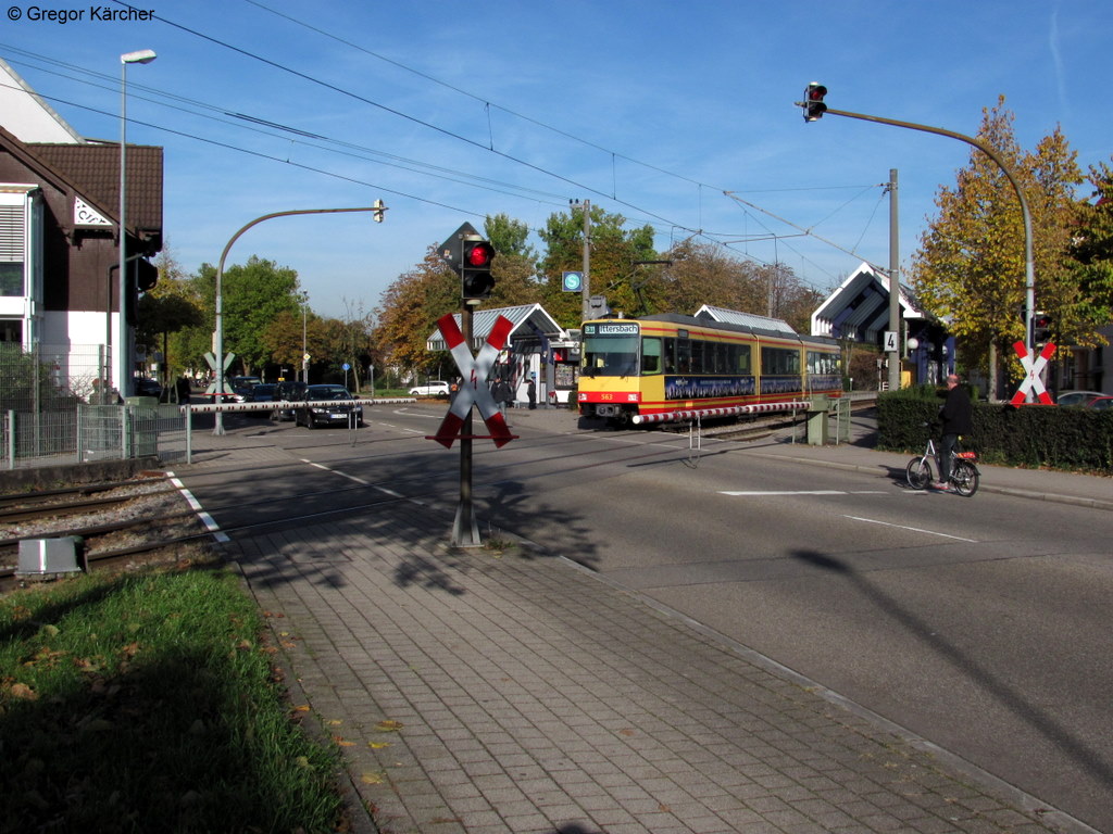29.10.2010: Bahnbergang Rheinstrae an der Haltestelle Ettlingen Wasen. Hier verlsst TW 563 als S11 nach Ittersbach die Station Ettlingen Wasen.