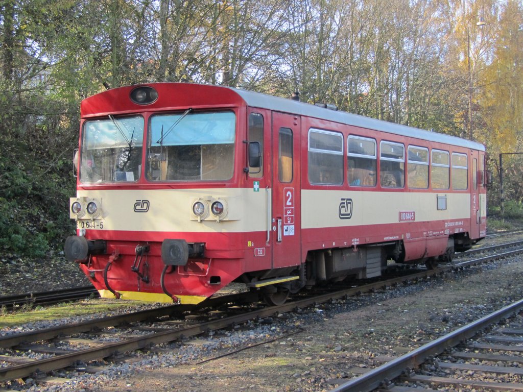 29.10.2011 12:39 ČD 810 644-5 wartet im Bahnhof Nejdek auf ihren nchsten Einsatz.