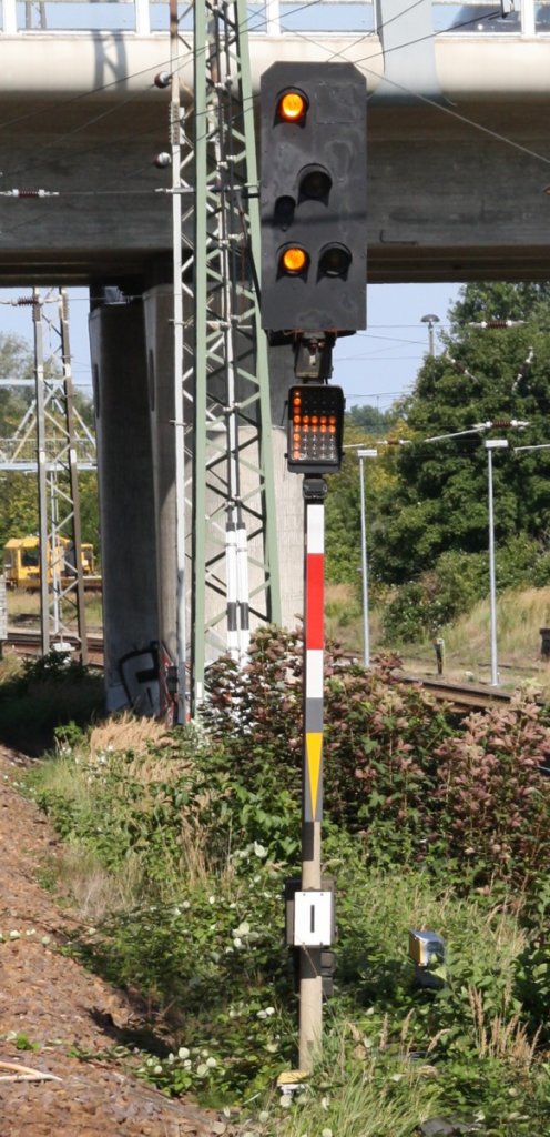 2.9.2012 Stralsund, Einfahrsignal I, Hl 12a 40/Halt erwarten + Zs 13, Frhhaltanzeiger. Neben Berlin-Karow der letzte Bahnhof mit Hl Signalen auf der Strecke Berlin - Pasewalk - Stralsund. 