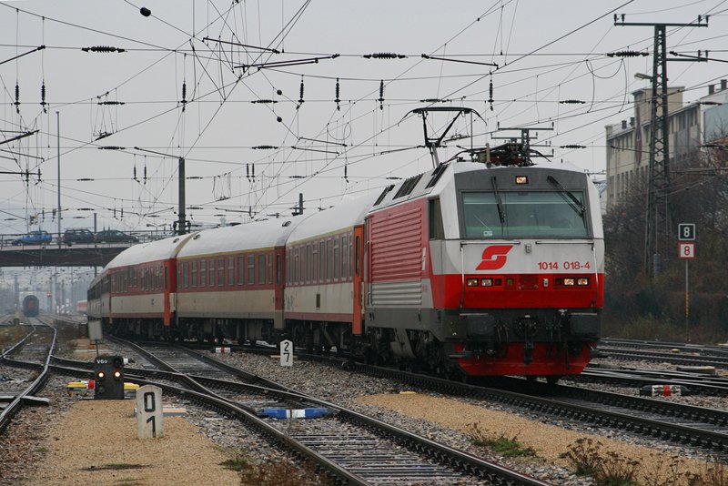 29.2.08 Die heute nicht mehr im Planeinsatz fahrende Baureihe 1014 hatte im Jahr 2008 das Glck die Intercitys nach/von Kosice im Abschnitt Wien West-Bratislava Petrzalka zu bespannen. Dieses Privileg verlor die Baureihe 1014 aber leider am 4. August. Ab diesem Tag kamen nur noch die 44er zum Einsatz. Bei miesem Wetter konnte ich die 1014 018 mit dem IC 403 von Kosice nach Wien Westbahnhof ablichten.