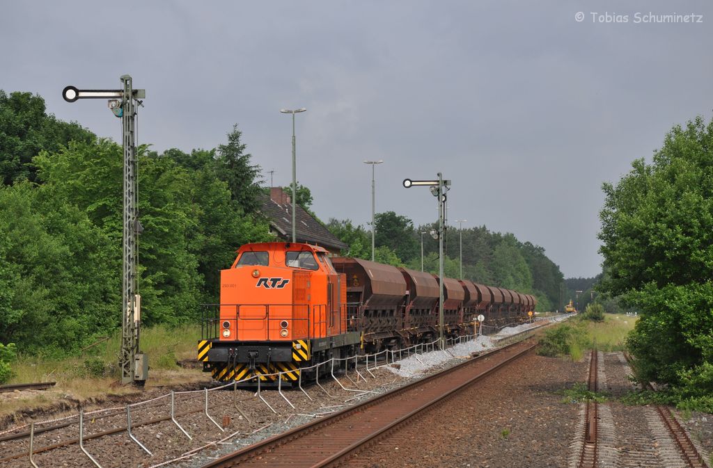293 001 mit Schotterzug im Baugleis am 02.06.2012 in Freih�ls