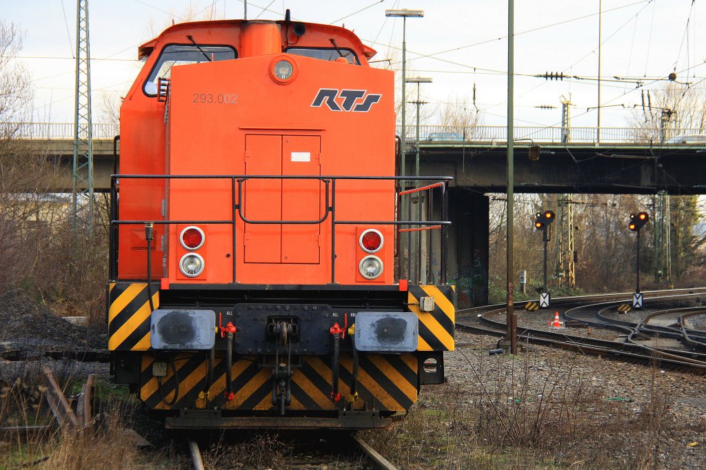 293 002-2 der RTS steht in Aachen-West mit einem Bauzug auf dem abstellgleis bei schner Wintersonne am 12.1.2013.