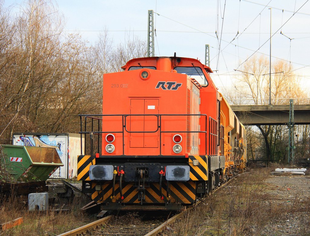 293 002-2 der RTS steht in Aachen-West mit einem Bauzug auf dem abstellgleis bei schner Wintersonne am 12.1.2013.