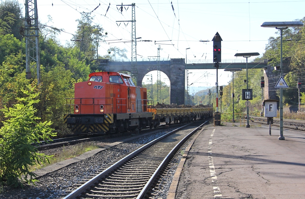 293 002 von RTS war am 16.10.2011 auch zu Gast in Eichenberg.
Von weiten war sie schon gut zu hren als sie von Kassel her den Berg nach Eichenberg hoch kam! Hier auf der Fahrt Richtung Leinefelde Nordhausen.