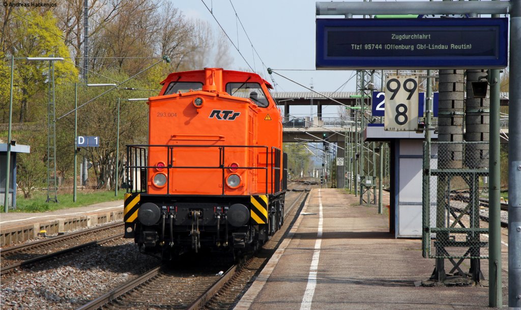 293 004-8 von RTS als Tfzf 95744 (Offenburg Gbf-Lindau Reutin) bei der Durchfahrt Donaueschingen 18.4.11