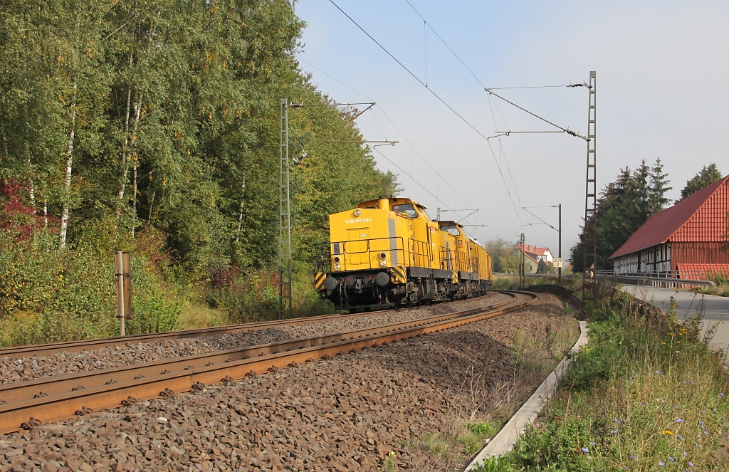 293 008-9 und 293 007 mit kurzem Bauzug in Fahrtrichtung Sden. Aufgenommen am 29.09.2011 bei Kleinvach.