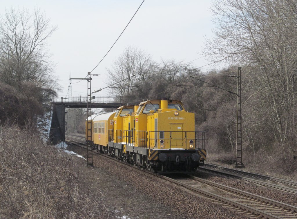 293 008-9 zieht am 23. Mrz 2013 eine weitere 293 und einen Bauzug durch Ahlten.