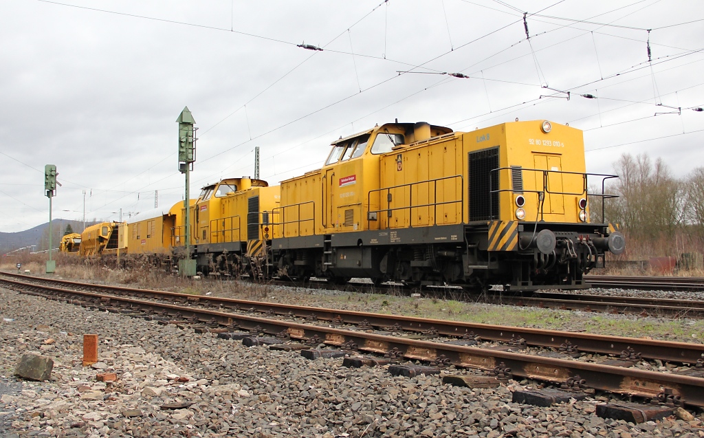 293 010-5 (Lok 8) und 293 011-3 (Lok 9) der Bahnbau Gruppe setzen nach einem Signalhalt in Eschwege West ihre Fahrt mit ihrem Bauzug gen Sden fort. Aufgenommen am 03.02.2013.