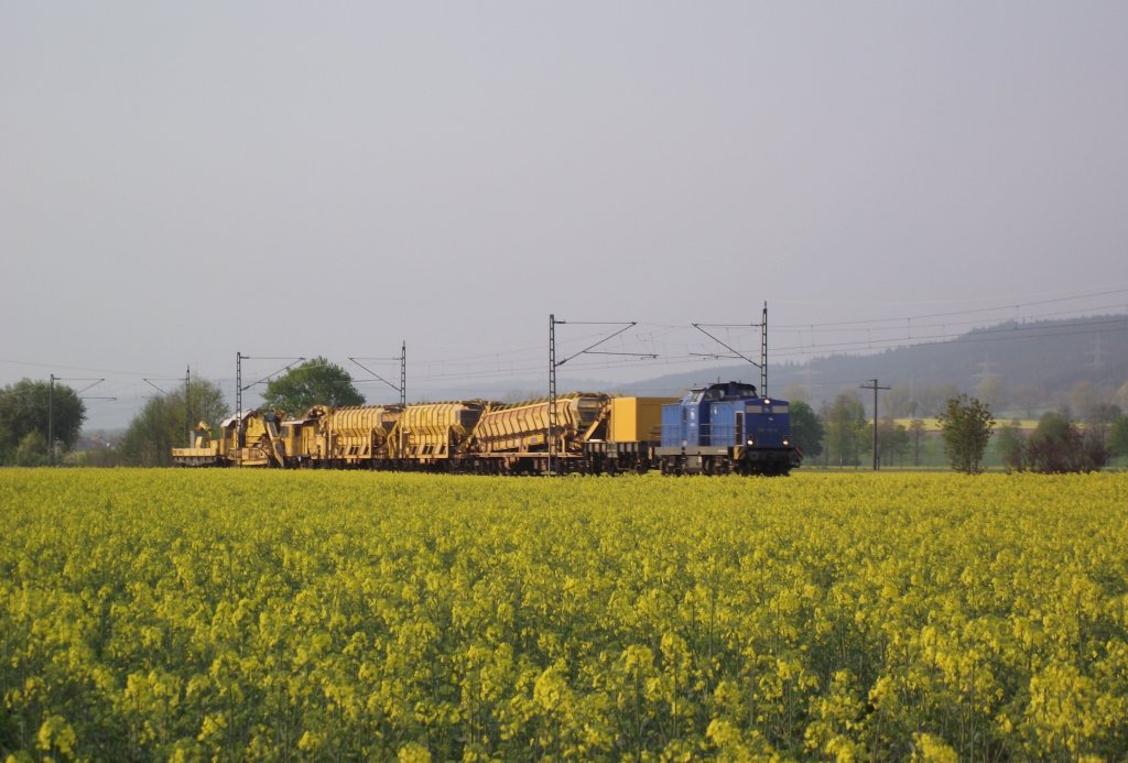 293 021-6 der PRESS ist am 27. April 2011 mit einem Bauzug bei Kronach unterwegs.