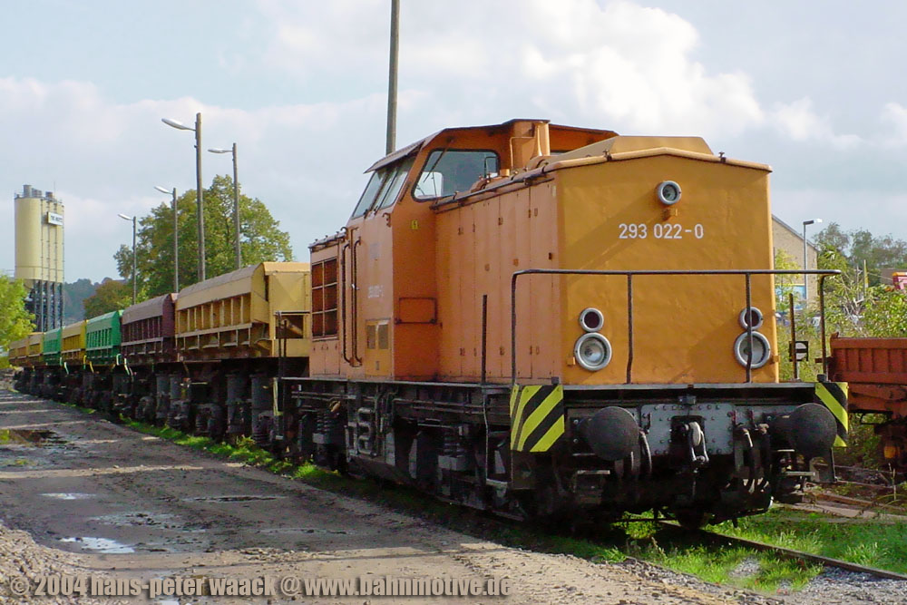 293 022, die ehemalige 111 022 steht am 03.10.2004 mit einem Kieszug in Pirna im alten Bw.

Mehr von der Strecke http://www.bahnmotive.de/europa/deutschland/dresden_elbtal/seite_dresden_elbtal_1_dd_heid.htm