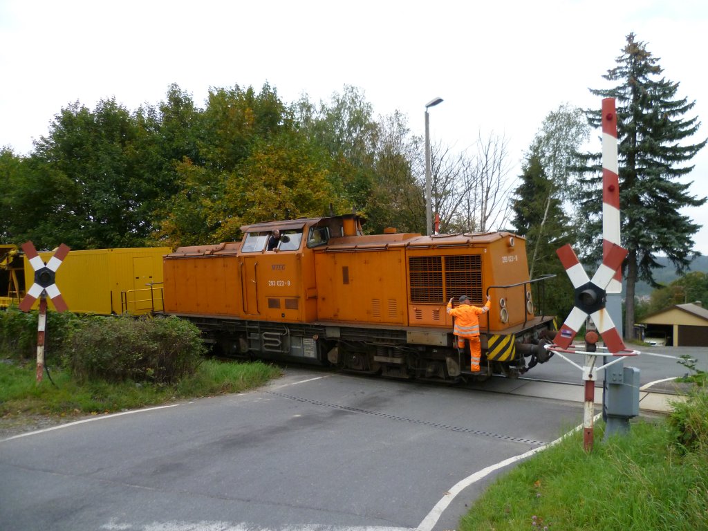 293 023-8 der MTEG ist am 23.09.11 in Ellefeld/V. zusehen. Sie fhrt nach Falkenstein um die Wagen zuleeren.

