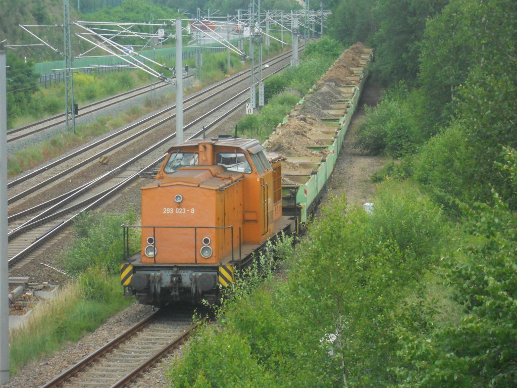 293 023 MTEG steht mit schotterwagenzug in Werdau.22.06.2012