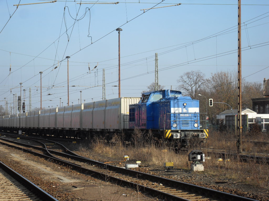 293 026 rangierte Hackschnitzelwagen in Richtung RAW am 28.02.2011 in Stendal.

