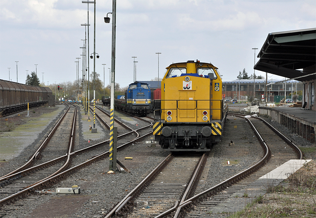 293 504-4 und im Hintergrund V 100 002 am Bf Euskirchen - 19.04.2013