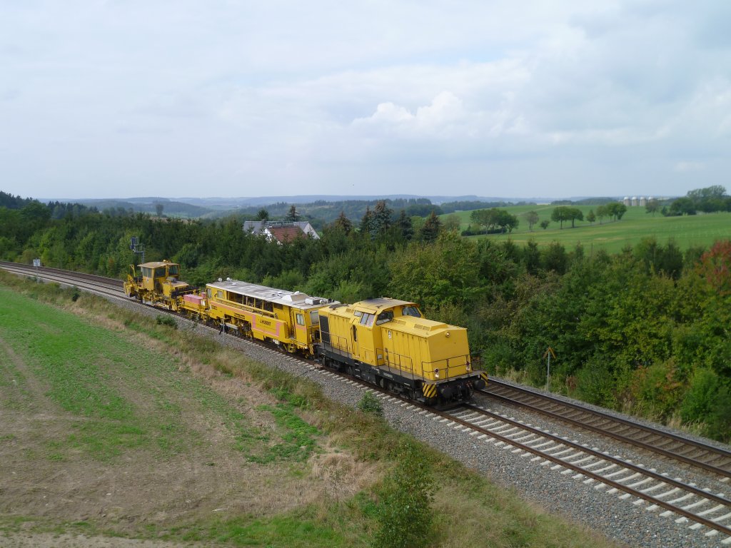 293 507 fuhr am 23.09.11 mit einem Bauzug durch Frohsinn Richtung Herlasgrn/V.