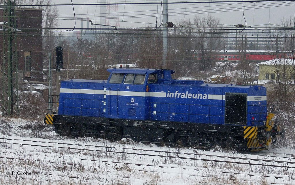 293 906-4 Infraleuna V 100 Lok 133, auf Lokfahrt in Halle Saale, fotografiert bei krftigem Schneegestber am 05.01.2009