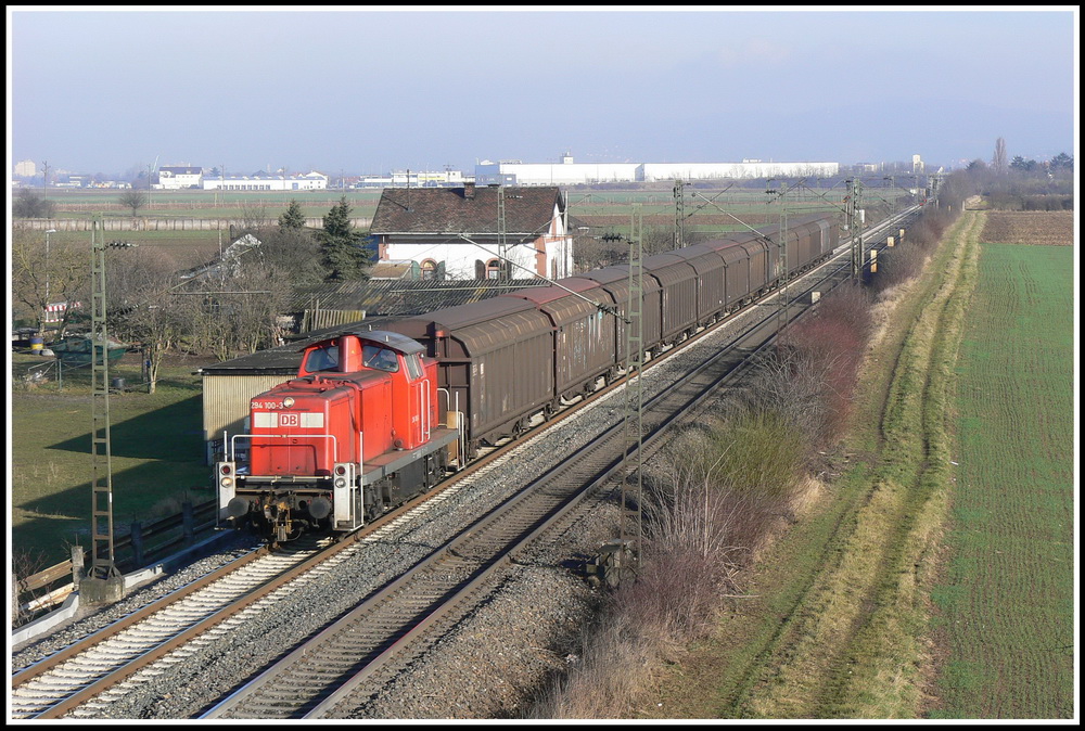 294 100 ist mit dem FZ 55771 auf dem Weg von Weinheim nach Mannheim und konnte bei Ladenburg aufgenommen werden. Die Aufnahme entstand am 25.01.2008